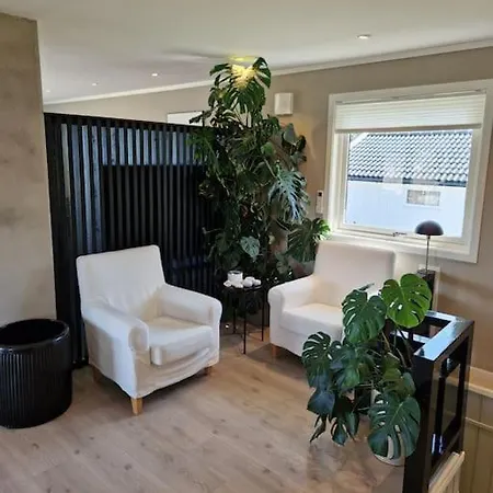 Romslig Enebolig Med Sentral Beliggenhet Og Anneks Holiday home