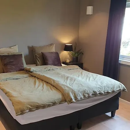 Tatil Evi Romslig Enebolig Med Sentral Beliggenhet Og Anneks