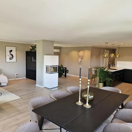 Tatil Evi Romslig Enebolig Med Sentral Beliggenhet Og Anneks *