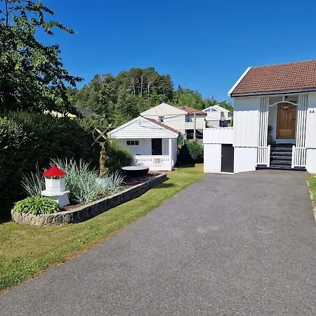 Tatil Evi Romslig Enebolig Med Sentral Beliggenhet Og Anneks Arendal
