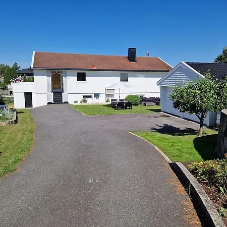 Tatil Evi Romslig Enebolig Med Sentral Beliggenhet Og Anneks *