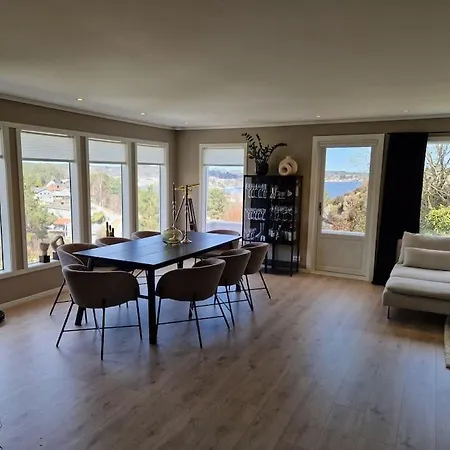 Tatil Evi Romslig Enebolig Med Sentral Beliggenhet Og Anneks