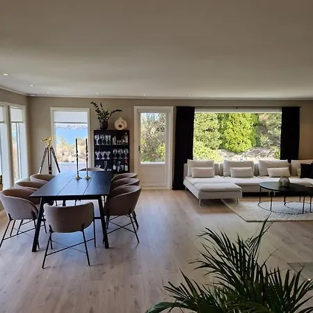 Romslig Enebolig Med Sentral Beliggenhet Og Anneks Tatil Evi *