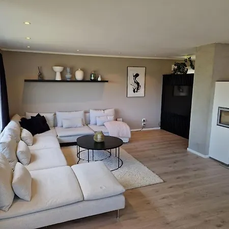 Romslig Enebolig Med Sentral Beliggenhet Og Anneks Tatil Evi