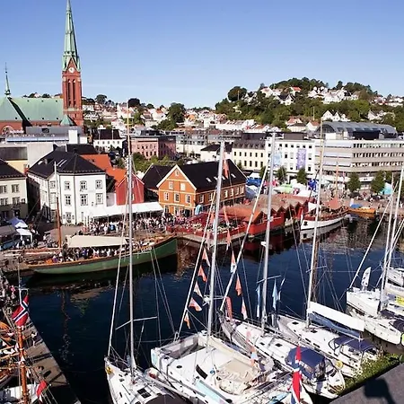 Romslig Enebolig Med Sentral Beliggenhet Og Anneks * Arendal