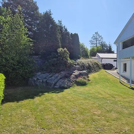 Romslig Enebolig Med Sentral Beliggenhet Og Anneks Ferienhaus *