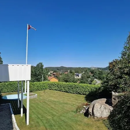 Romslig Enebolig Med Sentral Beliggenhet Og Anneks *